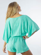 Macaquinho Suzy em turquesa, confortável e fluido, com decote em V e mangas longas da marca Greenish.