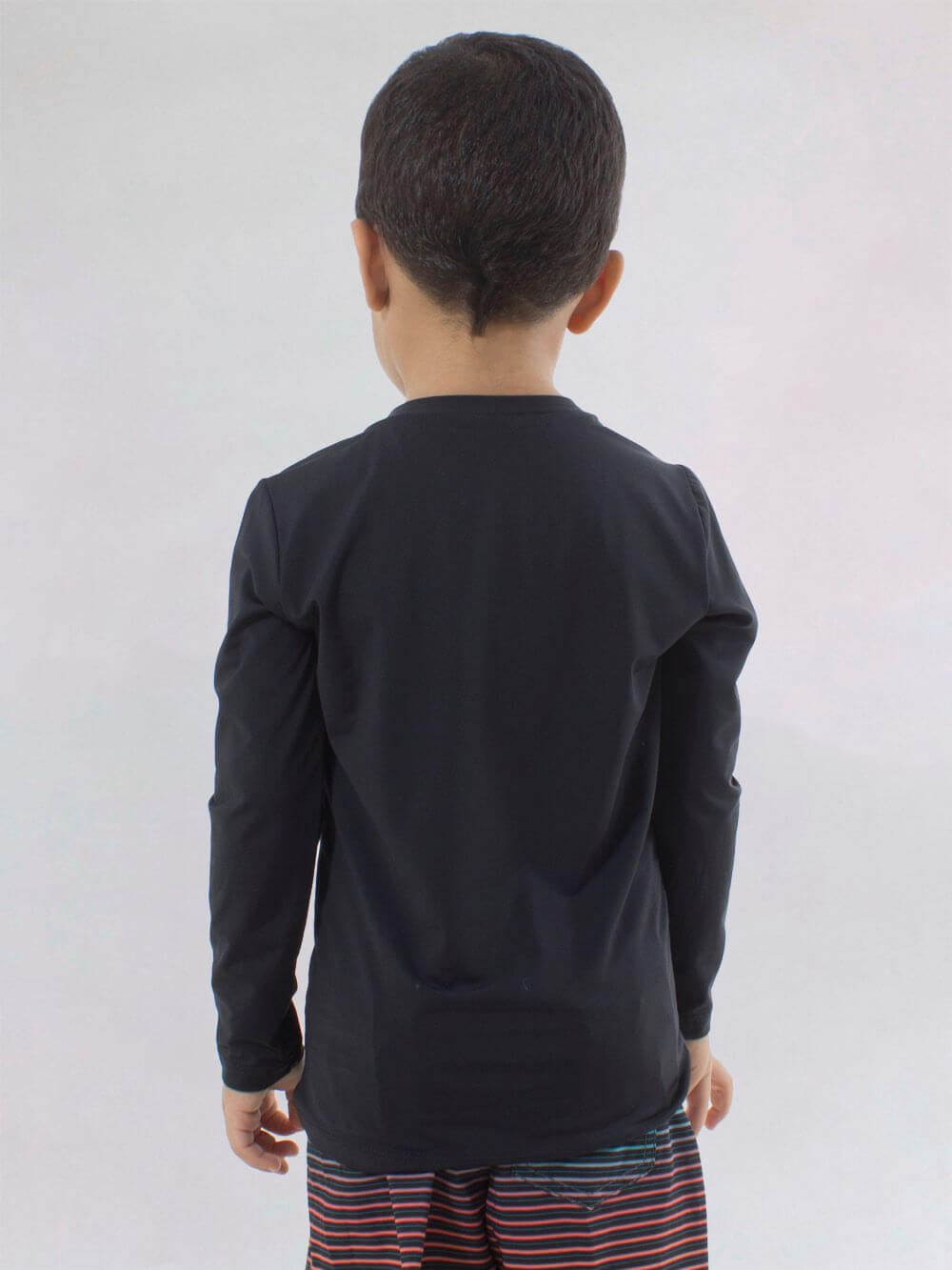 Camisa UV infantil preta da marca Greenish, vista traseira com design confortável para proteção solar.