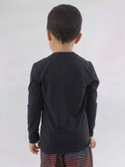 Camisa UV infantil preta da marca Greenish, vista traseira com design confortável para proteção solar.