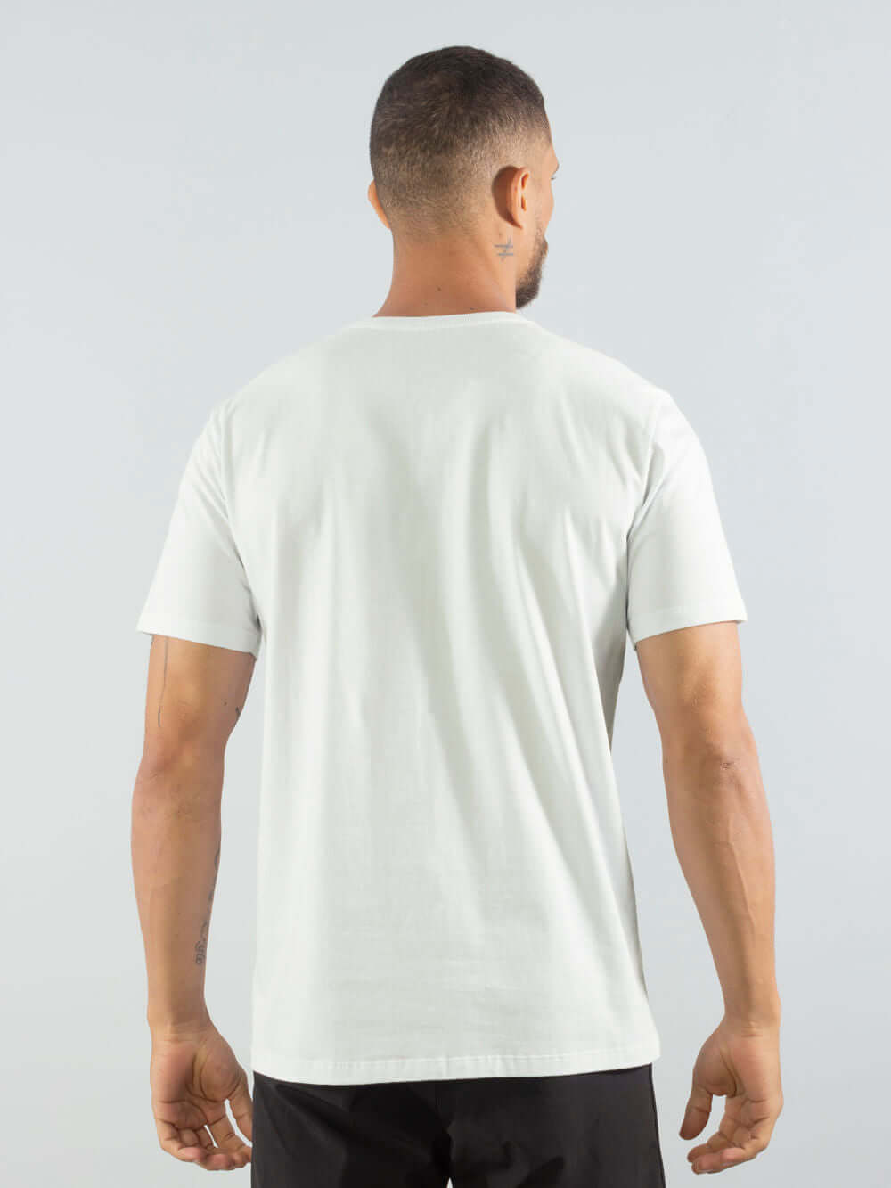 Camiseta vintage stripes off white da Greenish com design original e ajuste clássico, vista traseira.