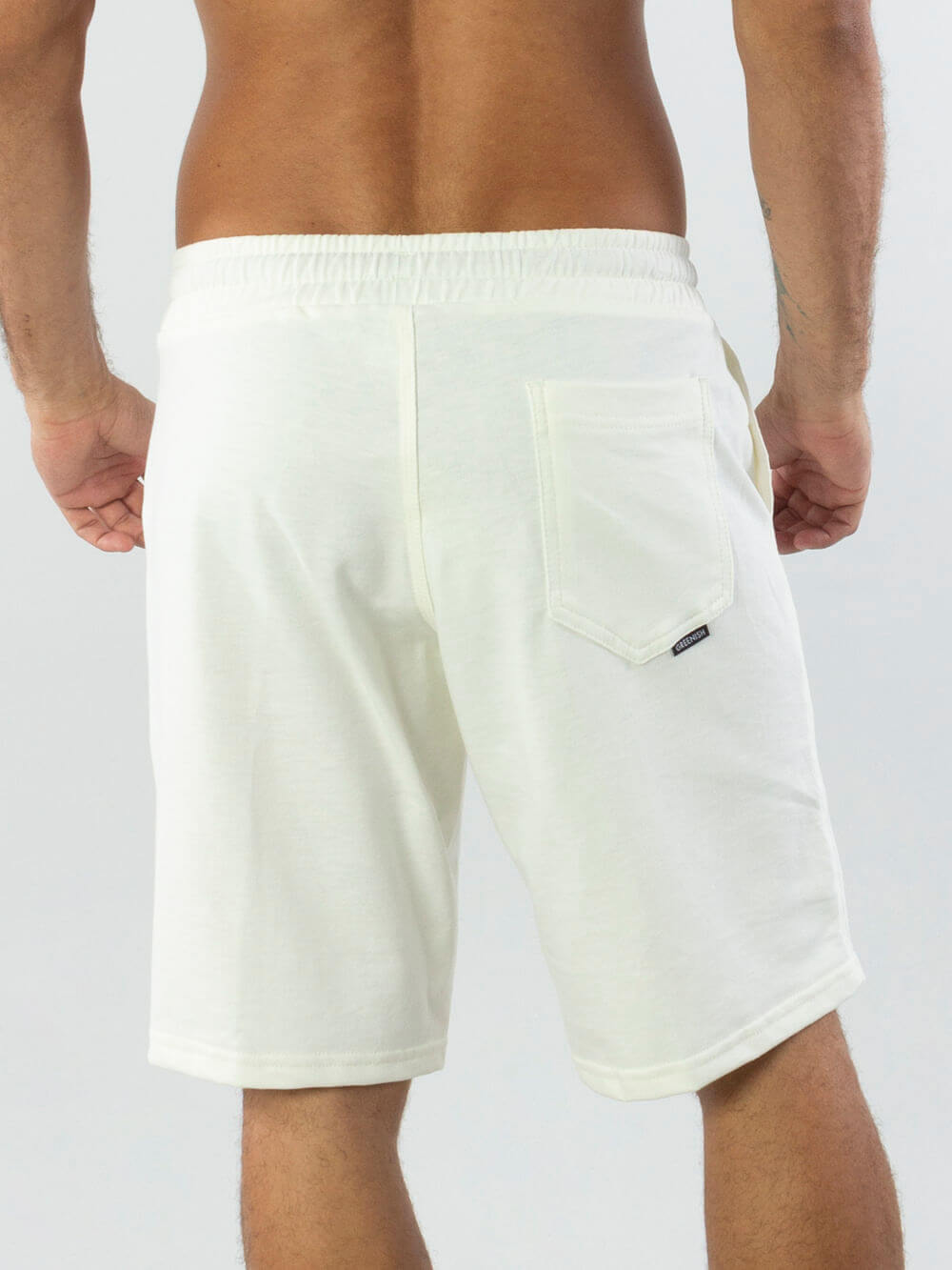 Bermuda Moletom Basic Off White da Greenish, vista de costas, mostrando o detalhe do bolso e elástico na cintura.