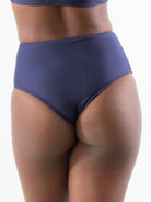 Calcinha hot pants básica azul marinho da marca Greenish, modelagem confortável e moderna.