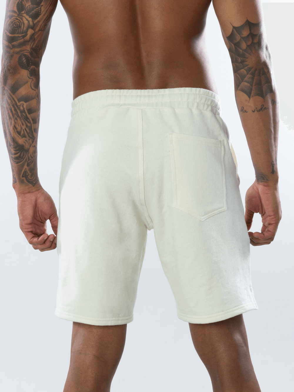 Bermuda Moletom Comfy Bottom Off White da Greenish, detalhe traseiro e conforto em 100% algodão.