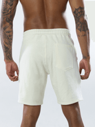 Bermuda Moletom Comfy Bottom Off White da Greenish, detalhe traseiro e conforto em 100% algodão.