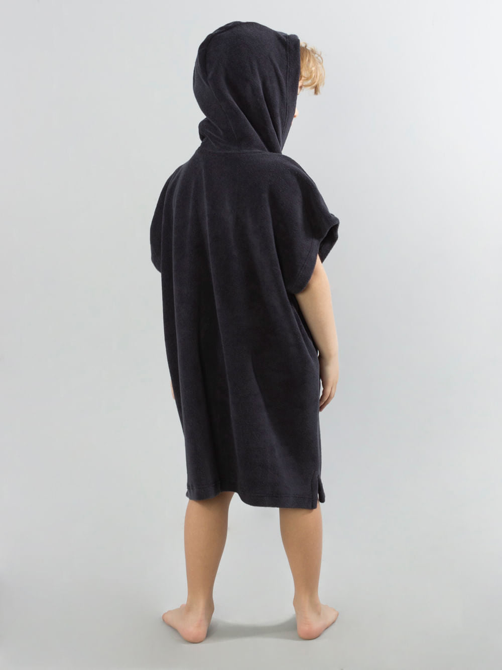 Poncho infantil atoalhado preto da Greenish com capuz e bolsos, ideal para conforto e estilo na praia.