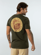 Camiseta verde escuro Greenish com estampa original e design clássico, feita em algodão sustentável.