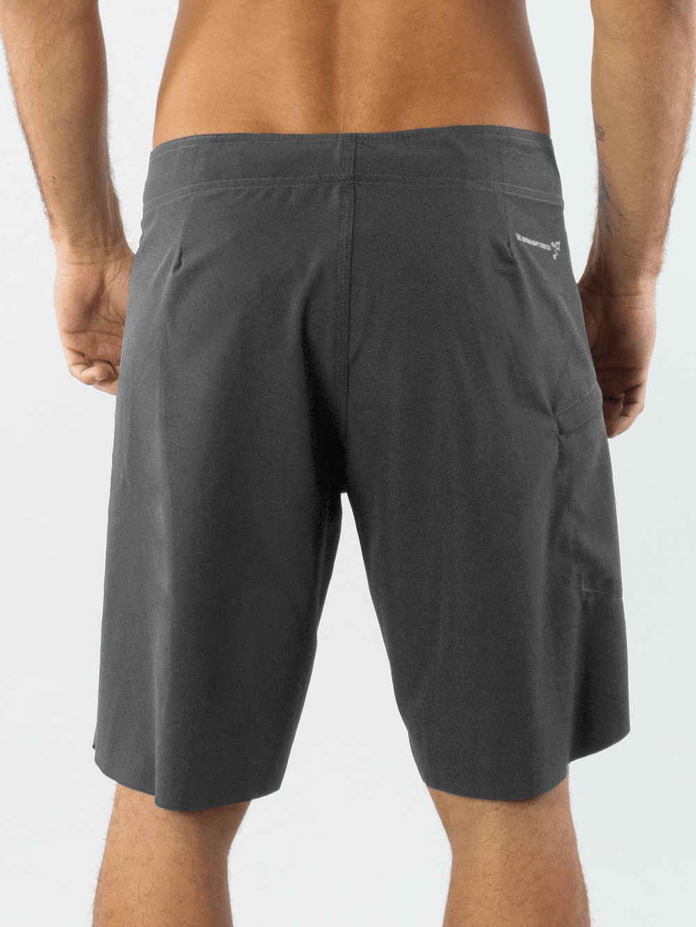 Traseira do boardshort Ultralight Basic Cinza da Greenish, ideal para esportes aquáticos.