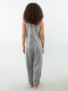 Mulher usando o macacão Yuca cinza da Greenish, vista traseira, estilo moderno e confortável.