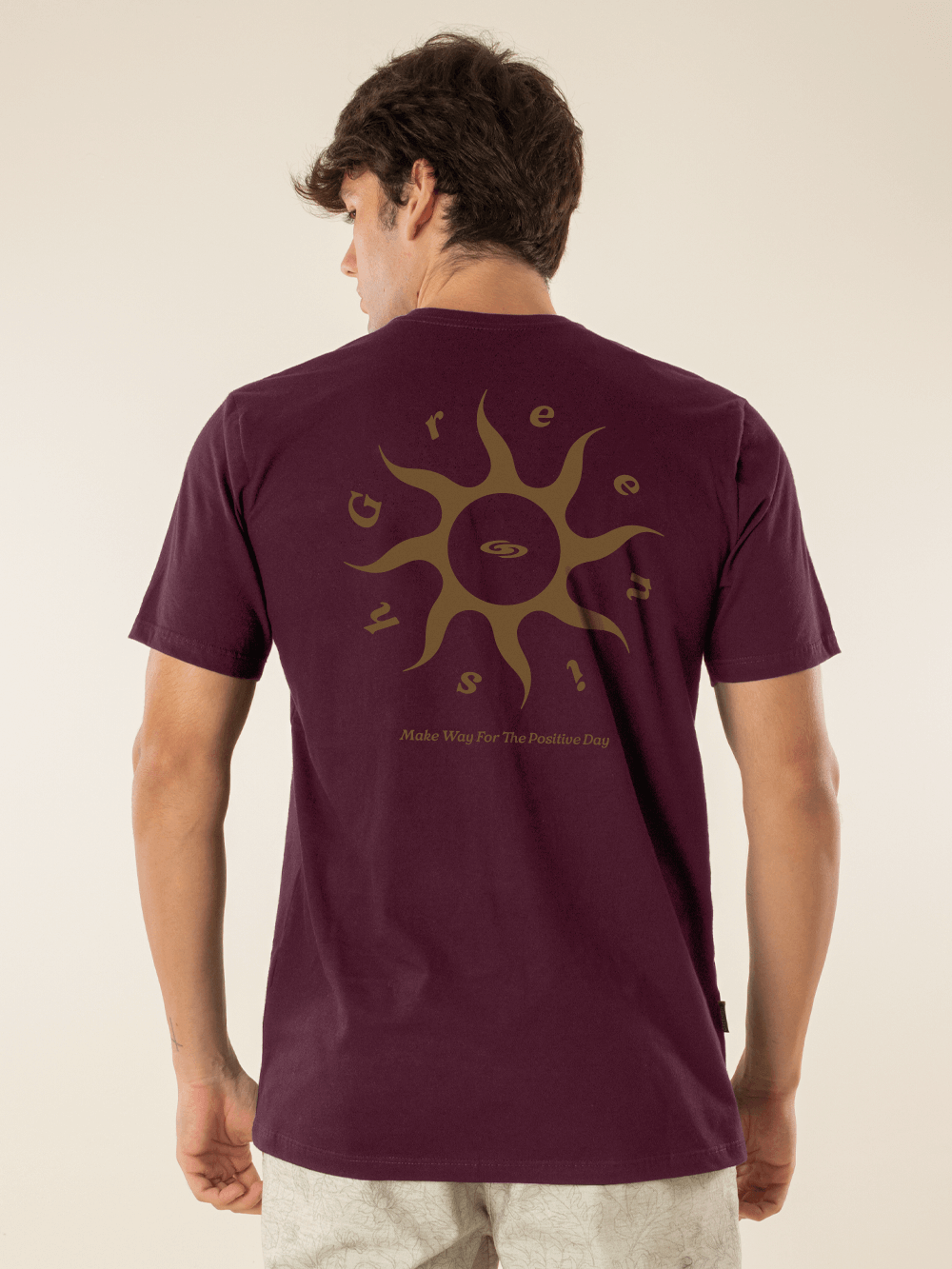 Camiseta Sunshine Bordo da Greenish, com design de sol nas costas, perfeita para conforto e estilo diário.