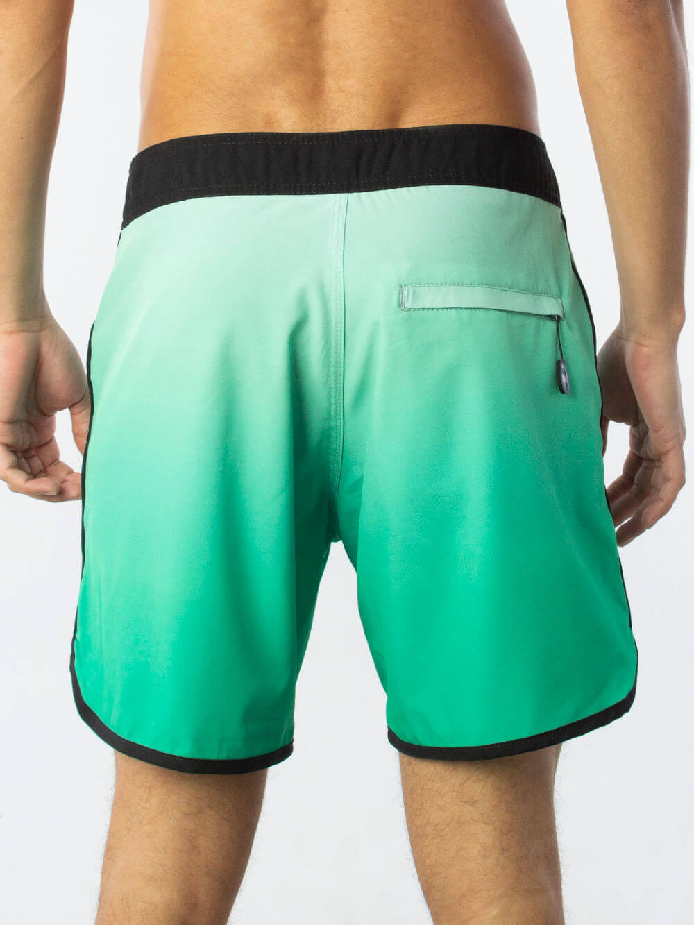 Shorts de banho verde ombré da marca Greenish, com detalhe preto e bolso traseiro.