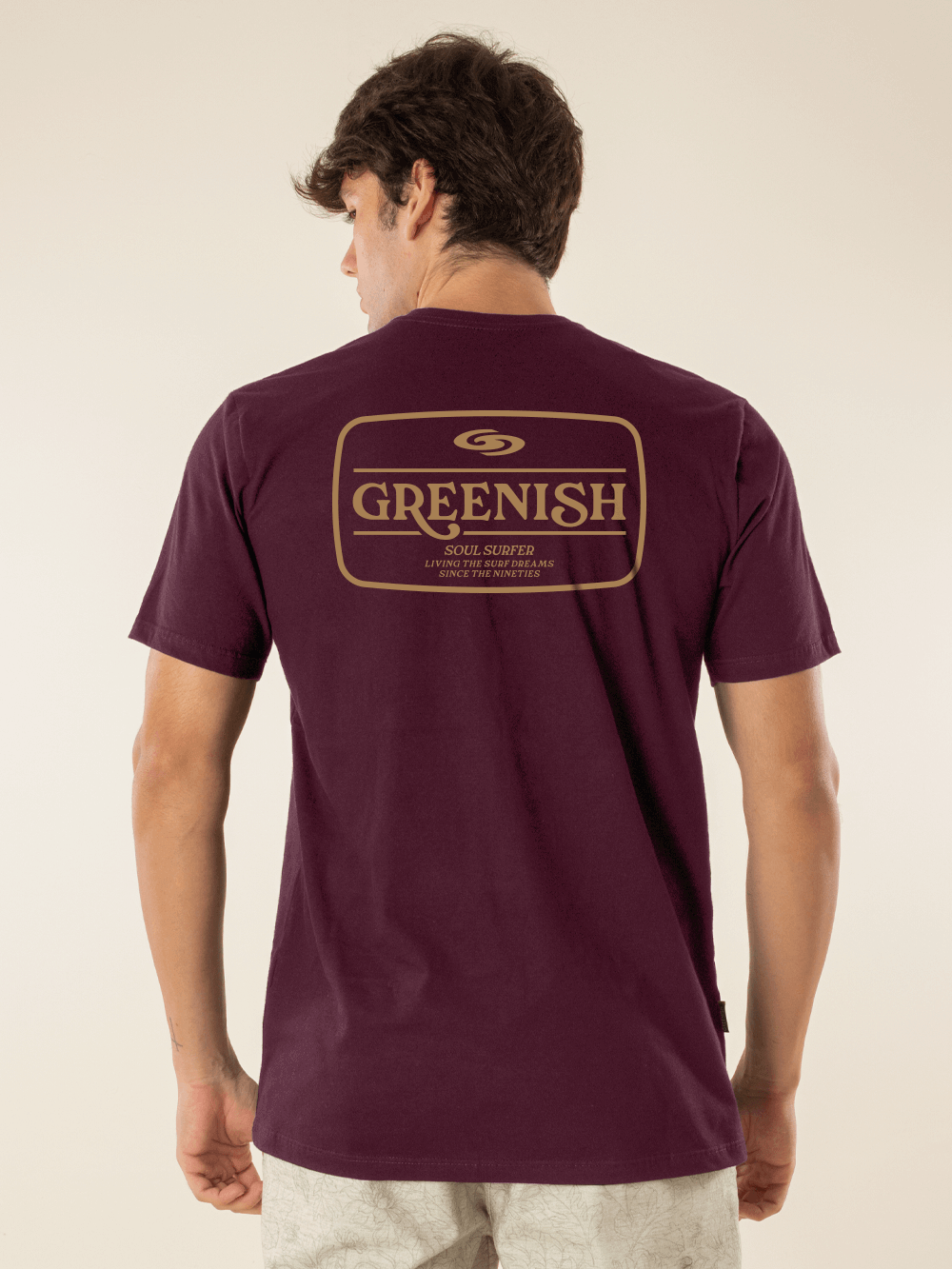 Camiseta Soul Surfer Bordo da Greenish, feita em algodão, com modelagem ampla e confortável.