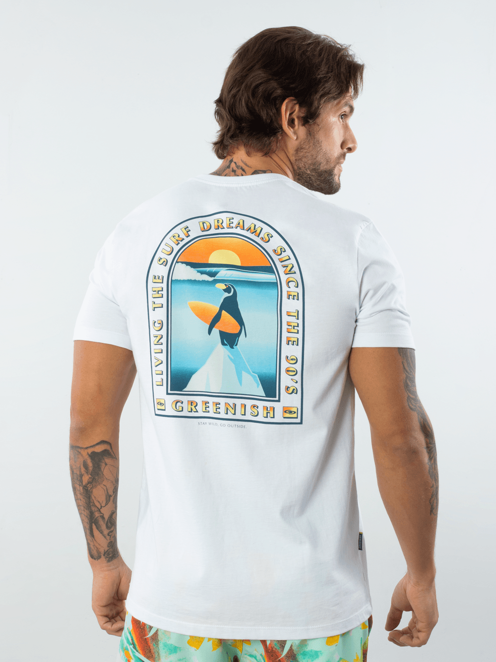 Camiseta Glacial Surf da Greenish, confortável e sustentável, com estampa vibrante e design original.