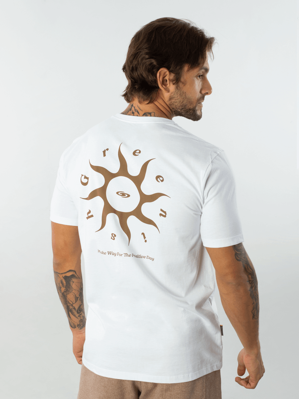 Camiseta Sunshine branca Greenish com estampa original e design confortável, ideal para qualquer ocasião.