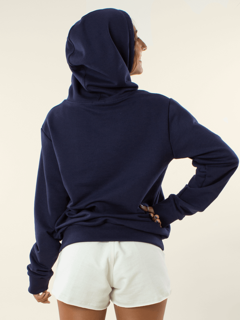 Moça usando casaco feminino azul marinho da Greenish, vista traseira, ideal para dias frios.