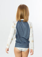 Conjunto UV feminino The Natural Palms em off white da marca Greenish, vista de costas.