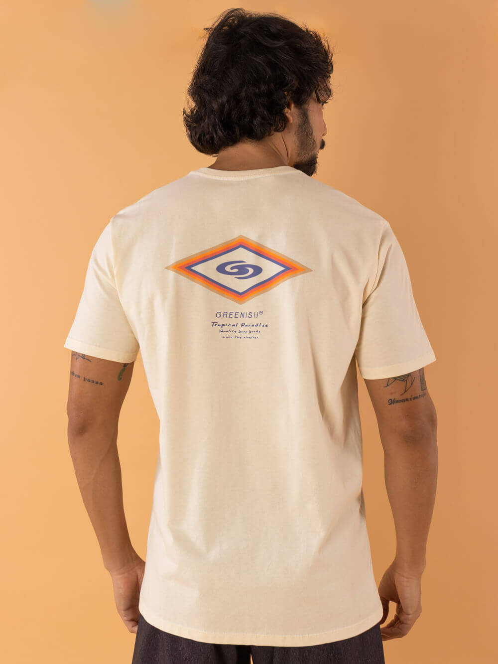 Camiseta Summer Diamond bege da Greenish com design original nas costas, feita de algodão sustentável.