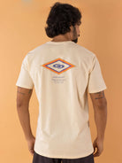 Camiseta Summer Diamond bege da Greenish com design original nas costas, feita de algodão sustentável.