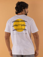 Camiseta branca Lineup da Greenish com estampa de sol amarelo e design moderno. Estilo e conforto para o dia a dia.