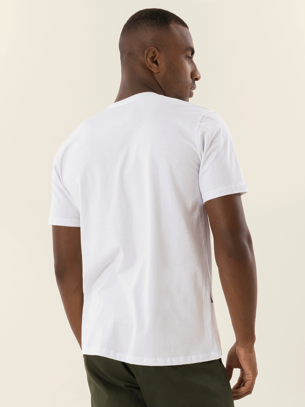 Camiseta simples branca da Greenish, modelo clássico, leve e macio, ideal para uso diário e conforto.