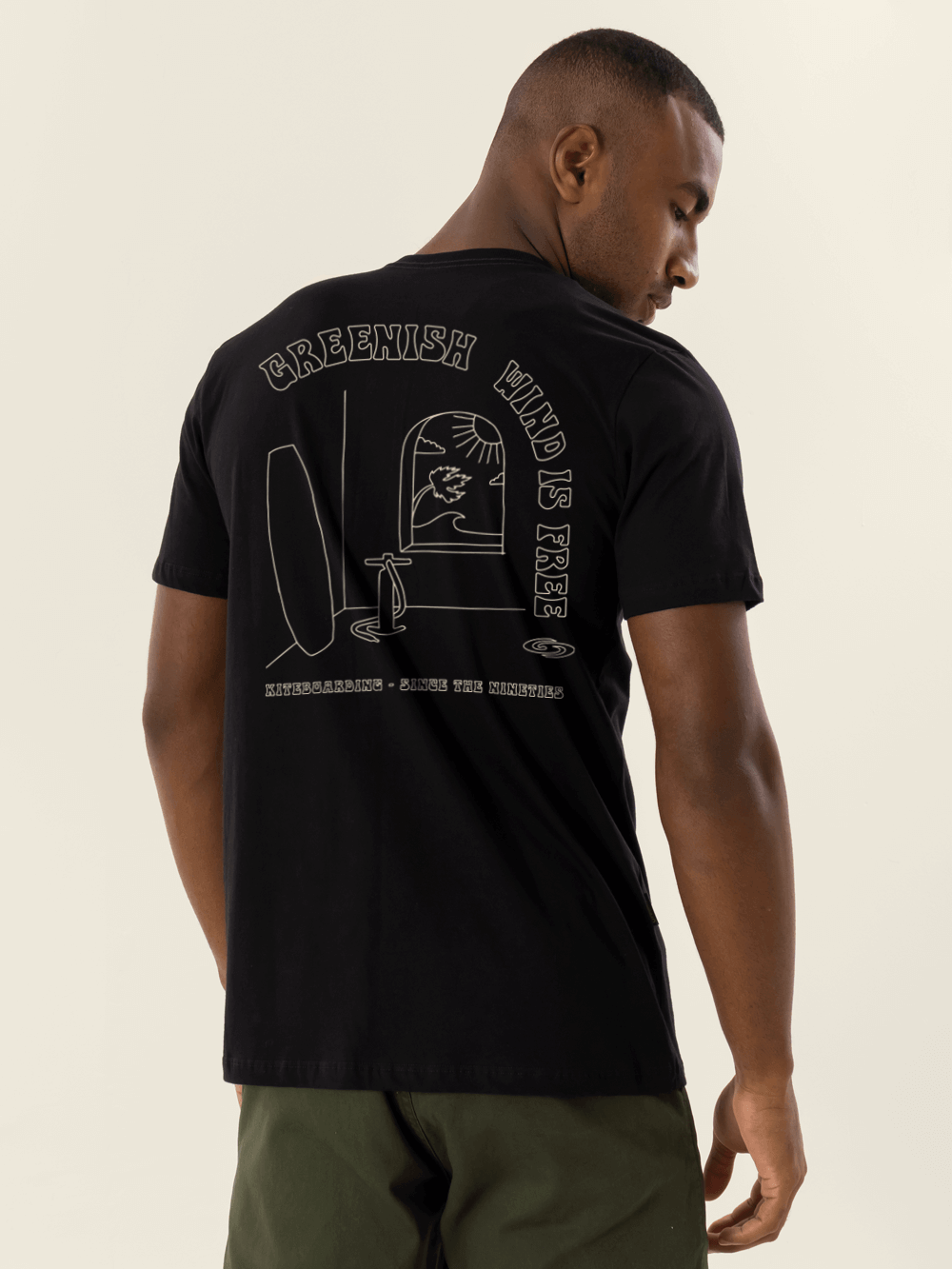 Camiseta preta Greenish com design original na parte de trás, 100% algodão sustentável e toque leve.