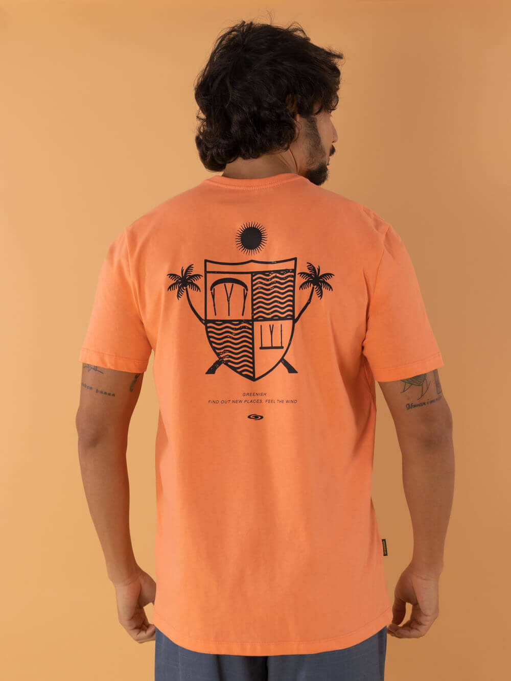 Camiseta laranja Greenish com design original nas costas, feita de algodão sustentável, confortável e leve.