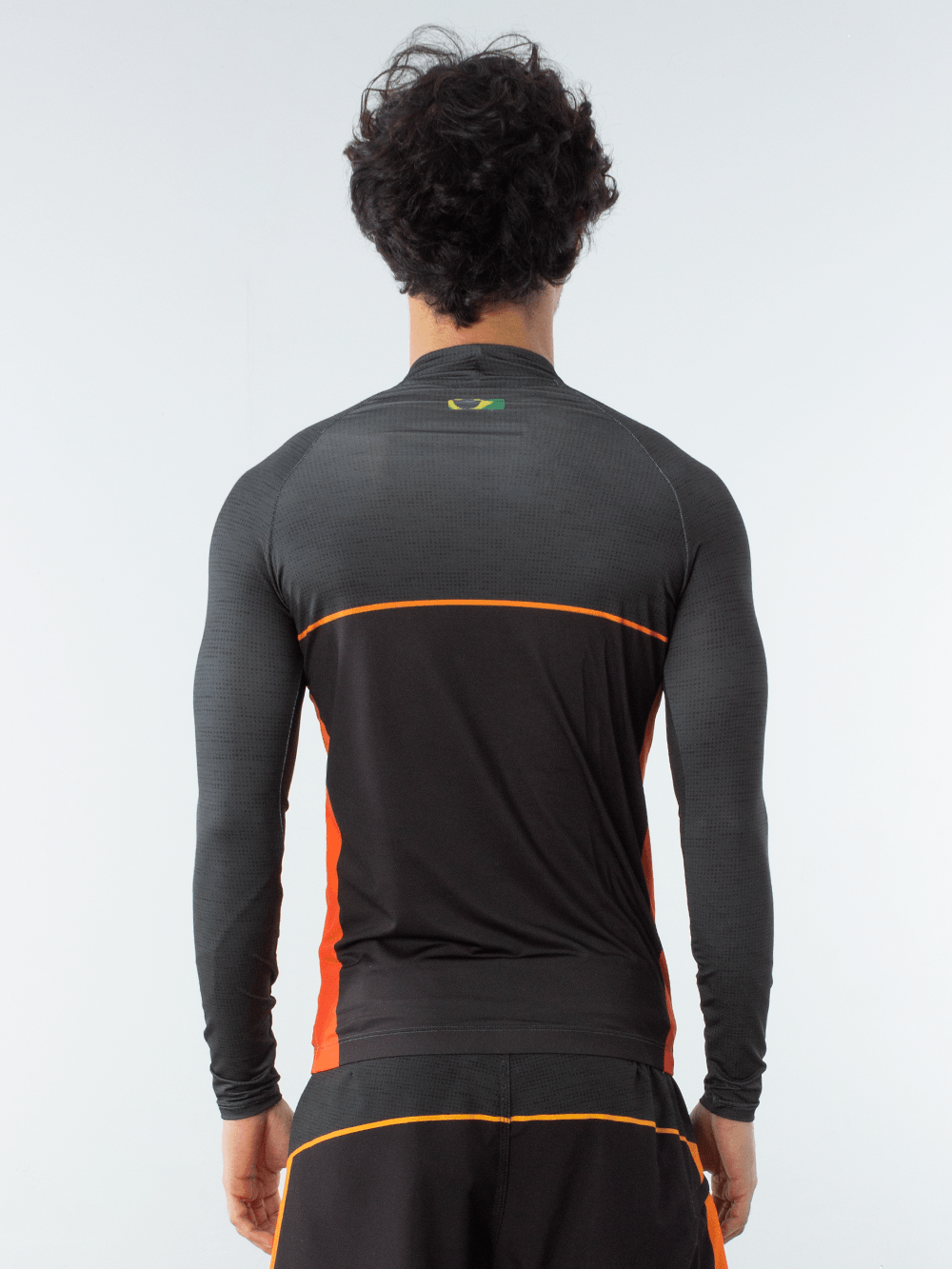 Camisa de treino masculina Greenish, vista traseira, preto com detalhes laranja, ideal para atividades físicas.