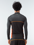Camisa de treino masculina Greenish, vista traseira, preto com detalhes laranja, ideal para atividades físicas.