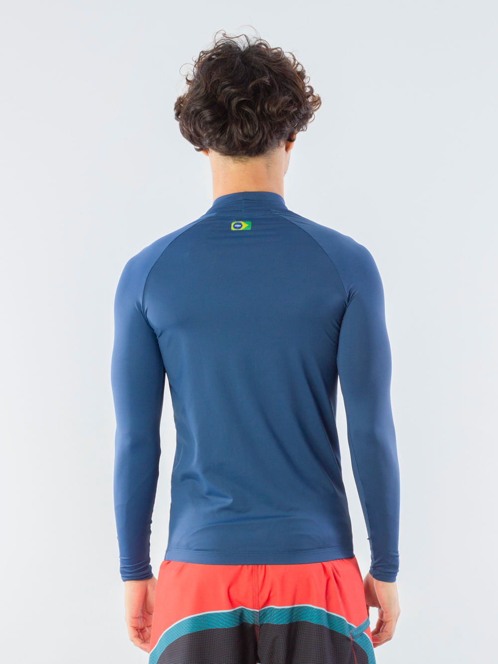 Camiseta UV Blue Logotipia da Greenish, proteção solar e conforto para esportes aquáticos.