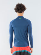 Camiseta UV Blue Logotipia da Greenish, proteção solar e conforto para esportes aquáticos.