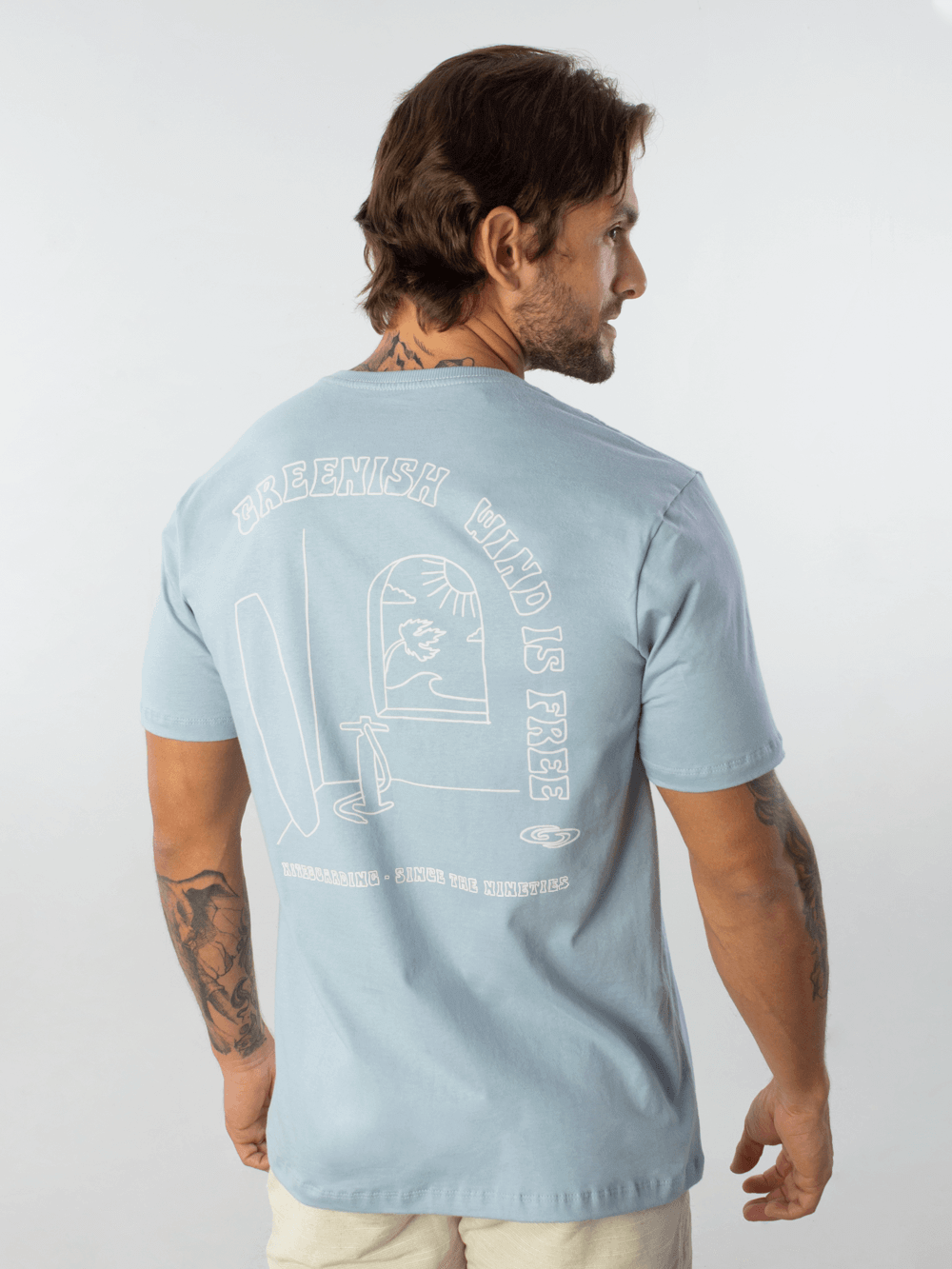 Camiseta verde sustentável da marca Greenish, modelo azul, com design original e mensagem inspiradora no verso.