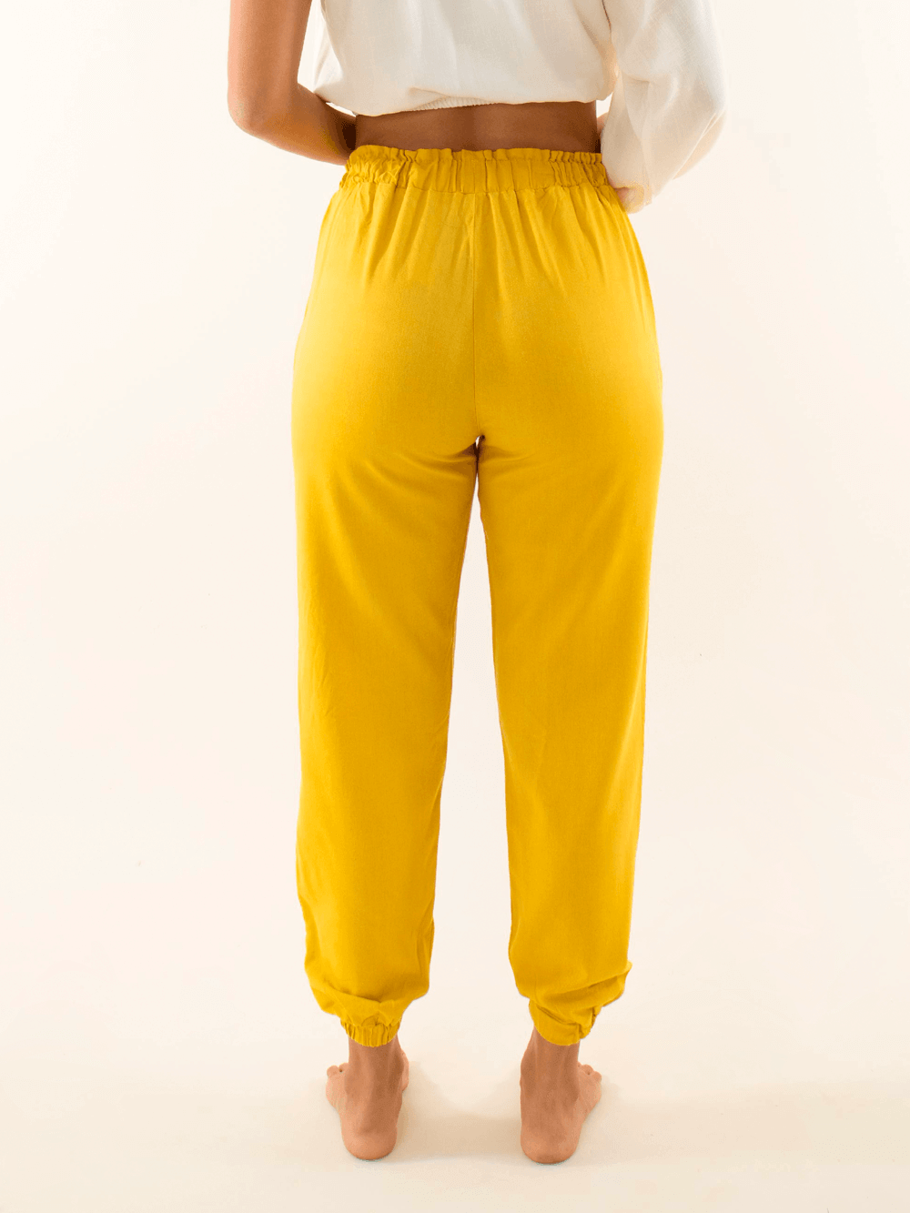 Calça jogger Catarina amarela da marca Greenish, vista traseira, estilo confortável e moderno.