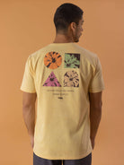Camiseta Hibiscus amarela da Greenish, com estampas coloridas de natureza nas costas. Estilo descontraído e moderno.