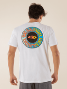 Camiseta branca Greenish com estampa colorida, modelagem clássica e caimento perfeito.