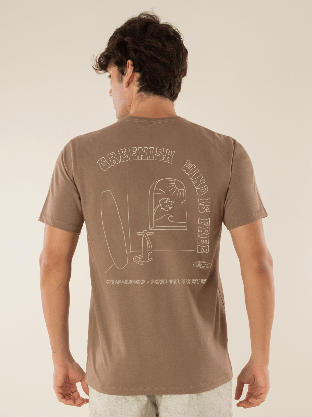 Modelo usando camiseta Greenish Window caqui, com design original e confortável, 100% algodão sustentável.