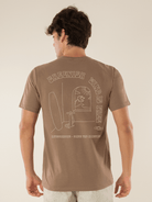 Modelo usando camiseta Greenish Window caqui, com design original e confortável, 100% algodão sustentável.