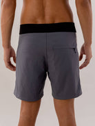 Bermuda Boardwalk Classic Trunk Chumbo da Greenish, visual traseiro com cós anatômico e bolso prático.