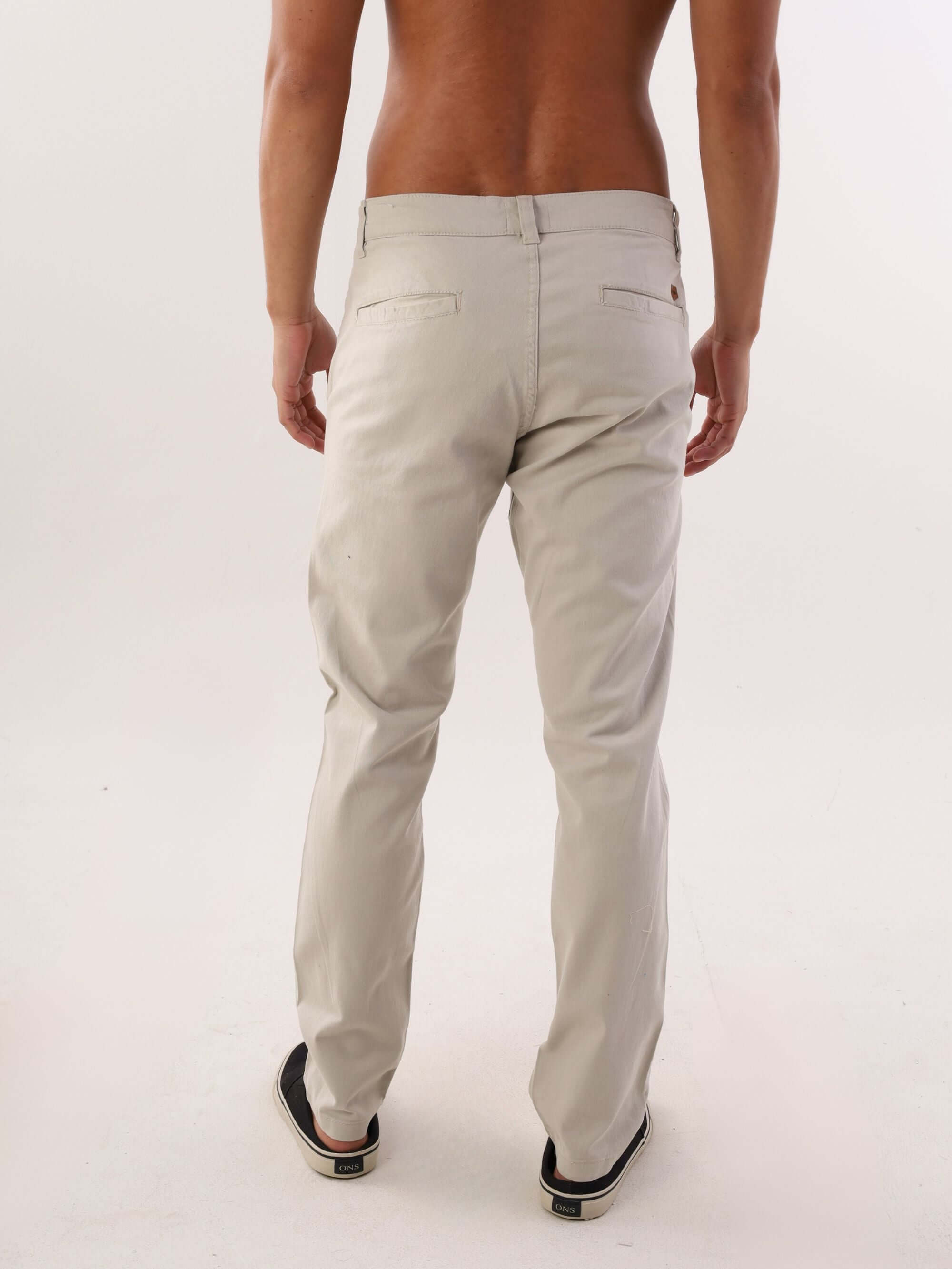 Calça Sarja Chino Natural da Greenish vista de costas, confortável e versátil para diversas ocasiões.