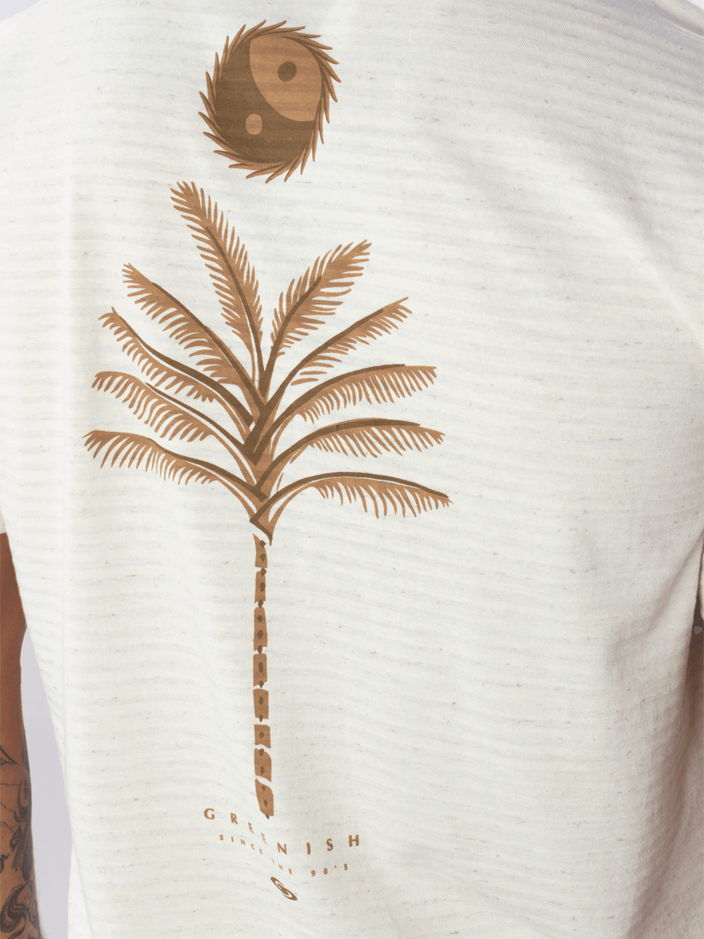 Camiseta Greenish com estampa de palmeira e design original, tecido leve e confortável.