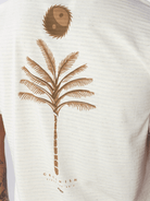Camiseta Greenish com estampa de palmeira e design original, tecido leve e confortável.