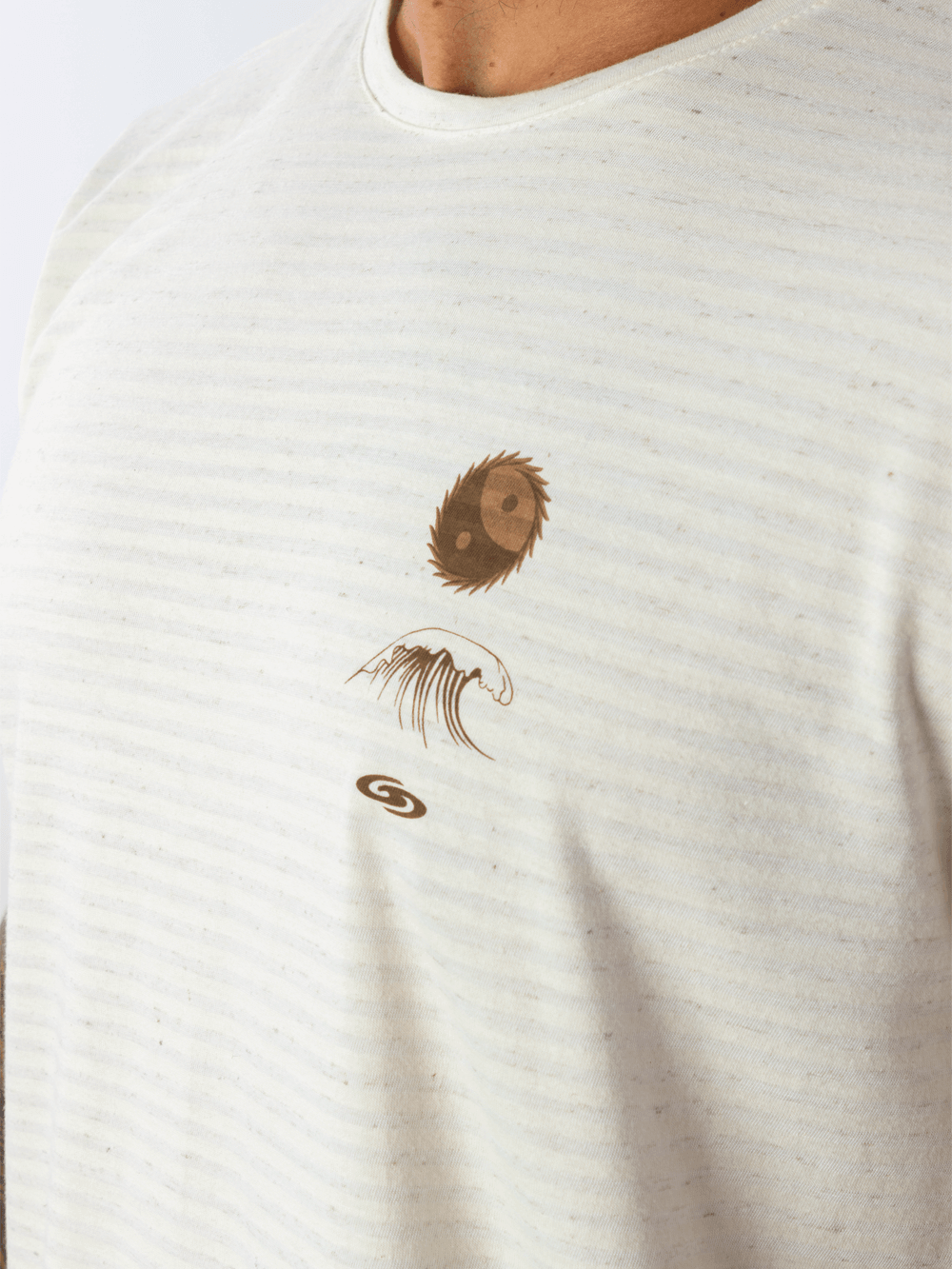 Camiseta Greenish Yng Waves Yang Palms natural com design original, conforto e caimento perfeito.