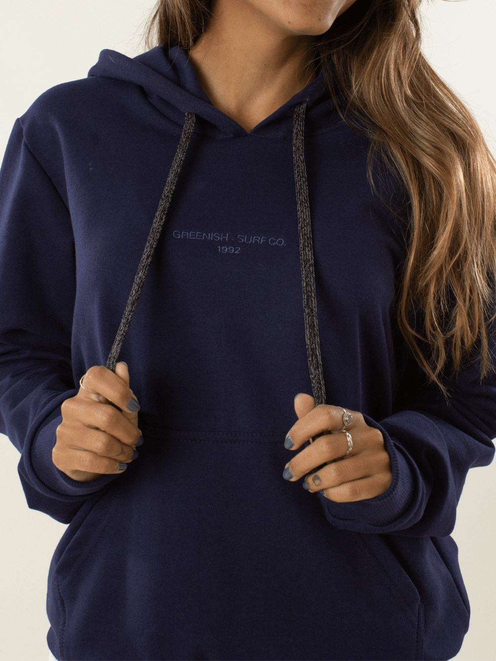 Casaco feminino verde da marca Greenish Surf Co. - 1992, na cor azul marinho, com capuz e ajuste em cordão.