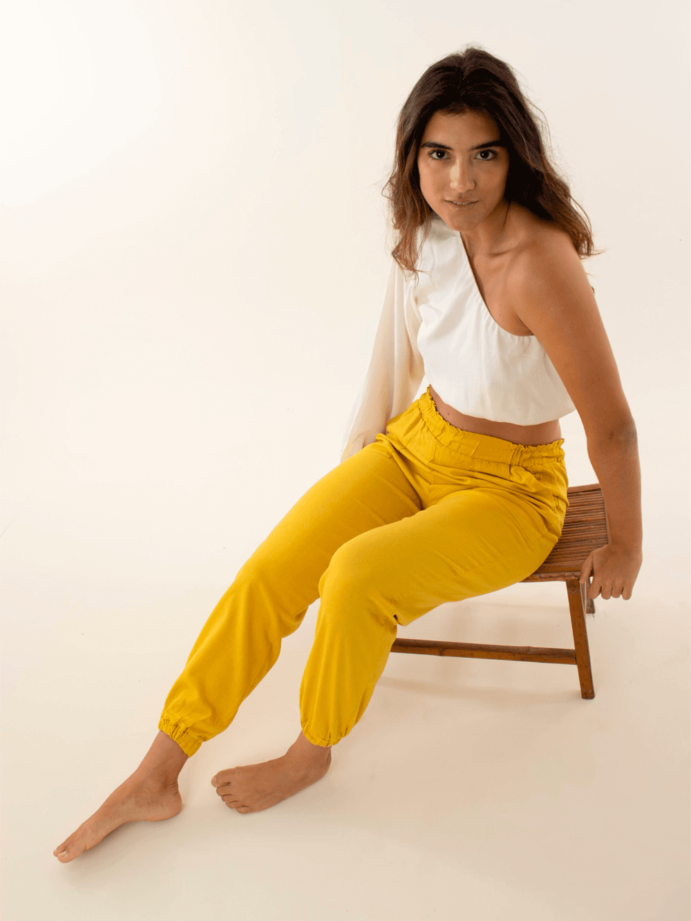 Calça jogger Catarina amarela da marca Greenish, combinada com blusa branca, estilo moderno e confortável.