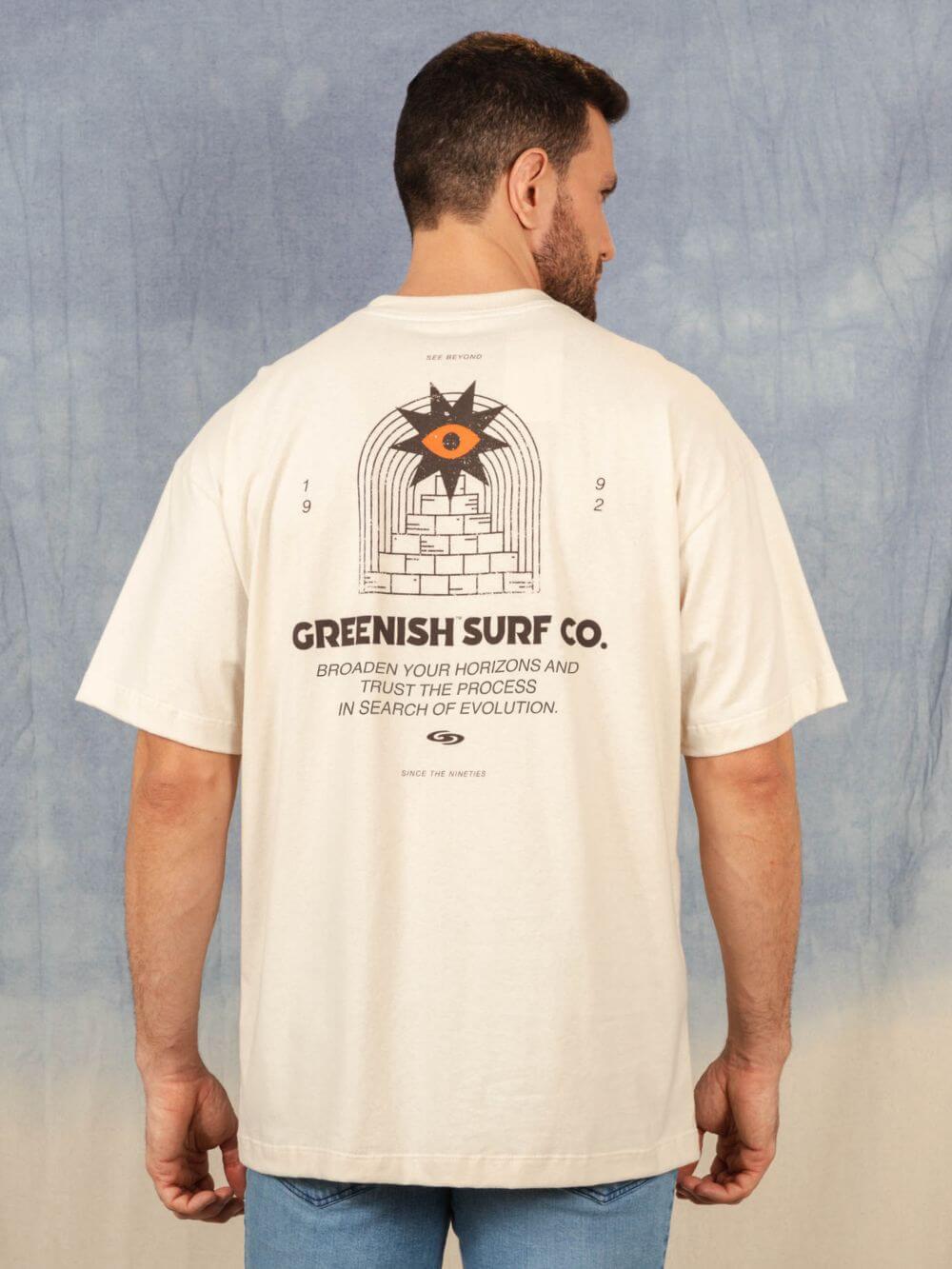 Camiseta oversized bege da Greenish, com estampa nas costas e mensagem inspiradora, feita para conforto e estilo.