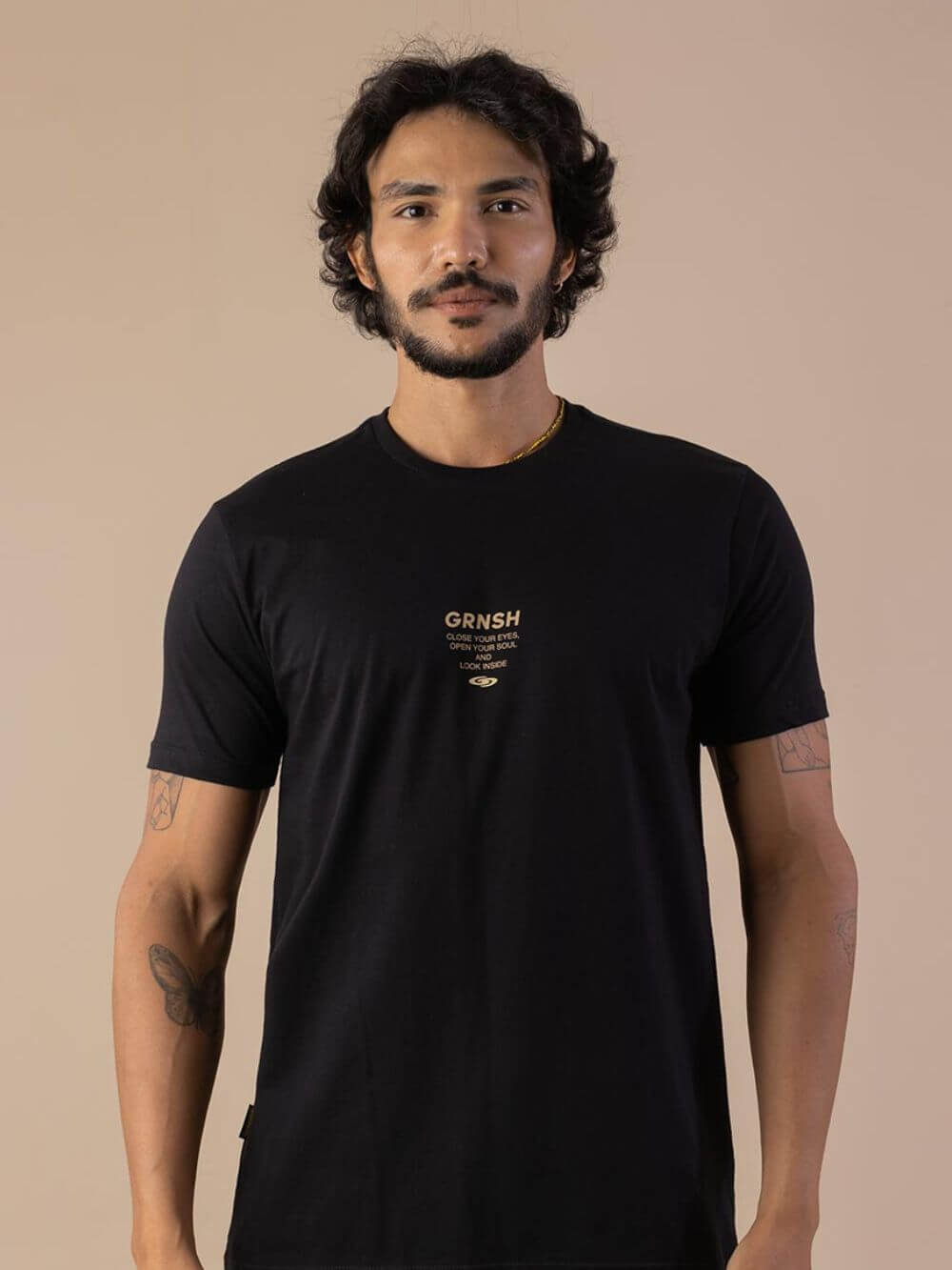 Camiseta Outsiders preta da marca Greenish, feita em malha 100% algodão, ideal para estilo e conforto.