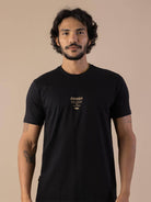Camiseta Outsiders preta da marca Greenish, feita em malha 100% algodão, ideal para estilo e conforto.