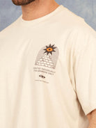 Camiseta oversized bege para membros, com estampa exclusiva da Greenish, estilo descontraído e moderno.