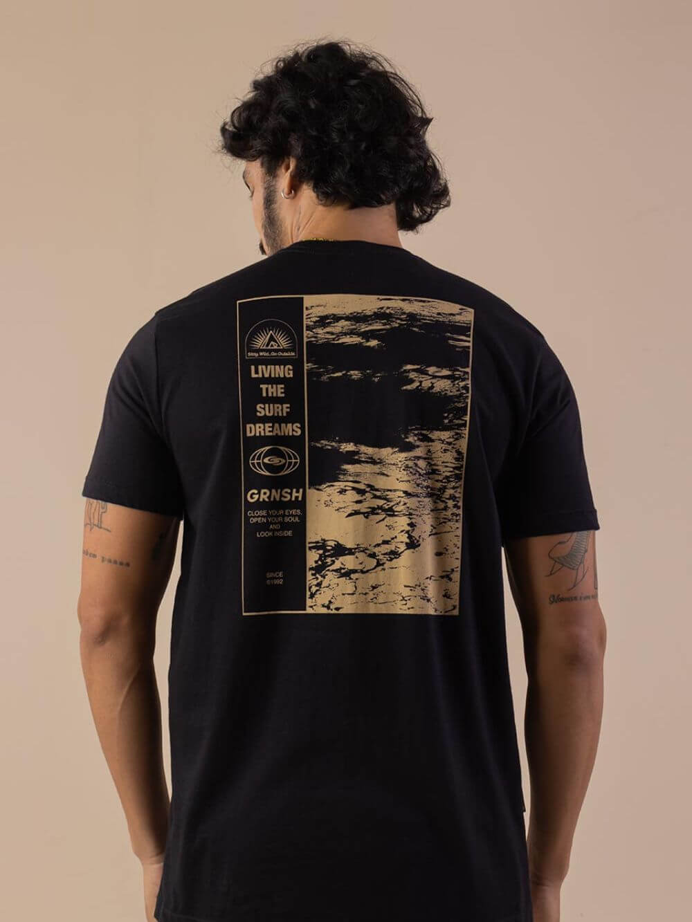 Camiseta Outsiders preta da Greenish com estampa exclusiva que combina estilo e conforto.