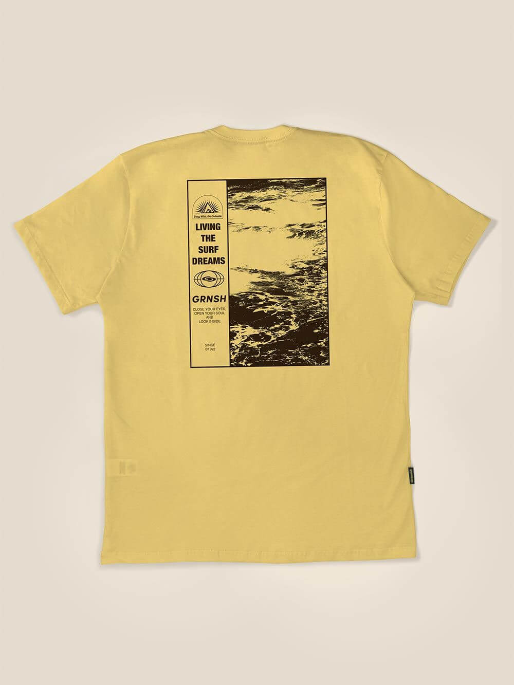 Camiseta Outsiders amarela da marca Greenish, estampa exclusiva e conforto em 100% algodão, ideal para o dia a dia.