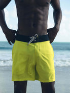 Boardshorts amarela da Greenish, com cós anatômico e amarração, ideal para surf e uso urbano.