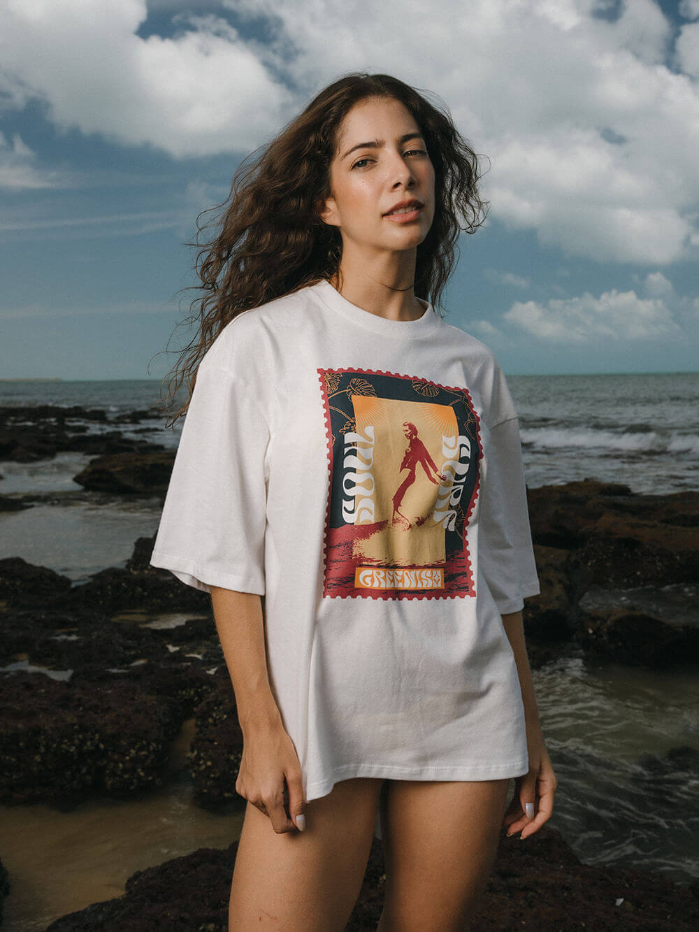 Camiseta oversized Soul Surf Girl da Greenish, 100% algodão, off white com estampa exclusiva e conforto para o dia a dia.